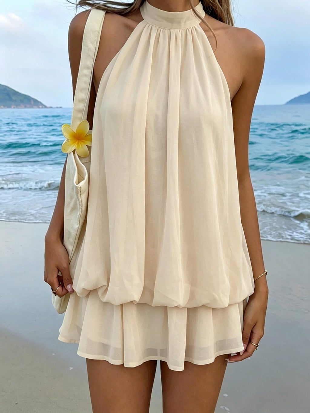 Amelia | Vestido corto fluido con cuello halter