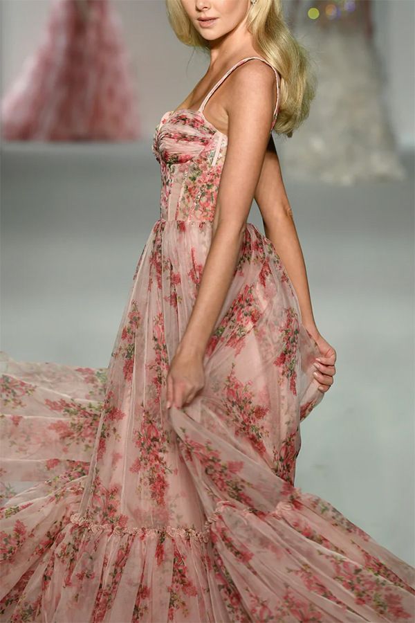 Vestido largo de tul con volantes y capas Elysian